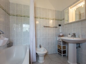 Shower, towels - Detached Villa With Private Swimming Pool for 5 People Near the Sea (Porec)