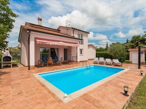 Exterior - Detached Villa With Private Swimming Pool for 5 People Near the Sea (Porec)