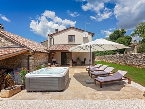 Exterior - Very Well Maintained Holiday Home with Private Garden & Outdoor Hot Tub (Porec)