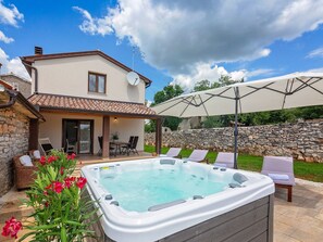 Exterior - Very Well Maintained Holiday Home with Private Garden & Outdoor Hot Tub (Porec)