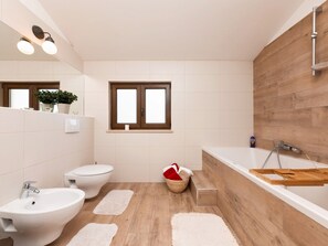 Combined shower/tub, hair dryer, towels - Very Well Maintained Holiday Home with Private Garden & Outdoor Hot Tub (Porec)