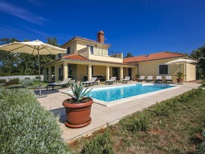 Exterior - Stylish Villa With Swimming Pool in Vižinada (Vizinada)