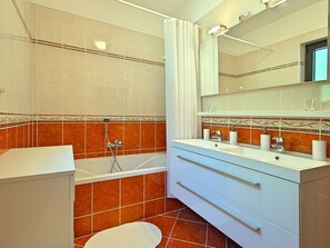 Combined shower/tub, towels - Stylish Villa With Swimming Pool in Vižinada (Vizinada)