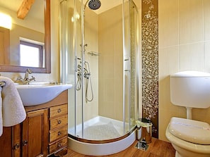 Combined shower/bathtub, hair dryer, towels - Lovely Holiday Home in Tinjan With Heated Private Pool (Tinjan)