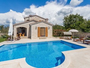 Exterior - Lovely Holiday Home in Tinjan With Heated Private Pool (Tinjan)