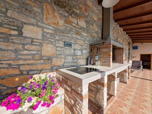 Balcony - Perfect for Children, Garden With Pool, Playground and Walk in Whirlpool (Tinjan)