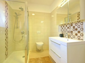 Bathtub, towels