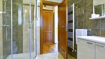 Combined shower/tub, hair dryer, towels