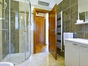 Combined shower/tub, hair dryer, towels