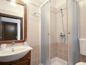 Combined shower/tub, towels