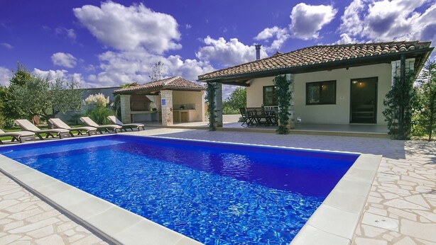 Outdoor pool - Beautiful Villa in Višnjan With Swimming Pool (Visnjan)