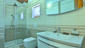 Shower, hair dryer, towels - Beautiful Villa in Višnjan With Swimming Pool (Visnjan)