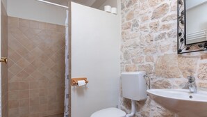Shower, hair dryer, towels - Splendid Villa in Sveti Lovrec With Swimming Pool (Porec)