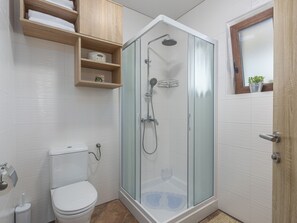 Combined shower/tub, hair dryer, towels