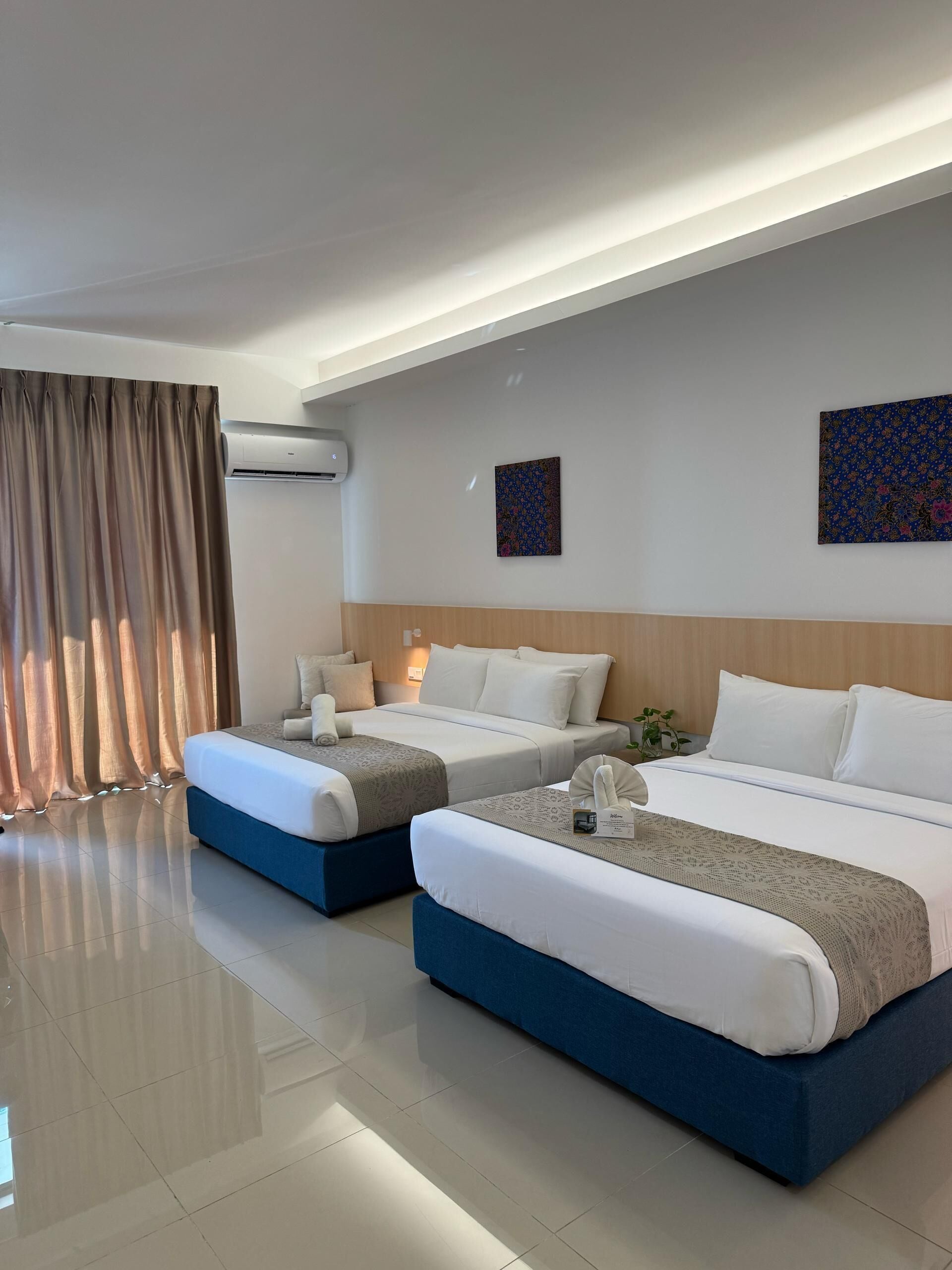 Deluxe Quadruple Room | Desk, free WiFi, bed sheets