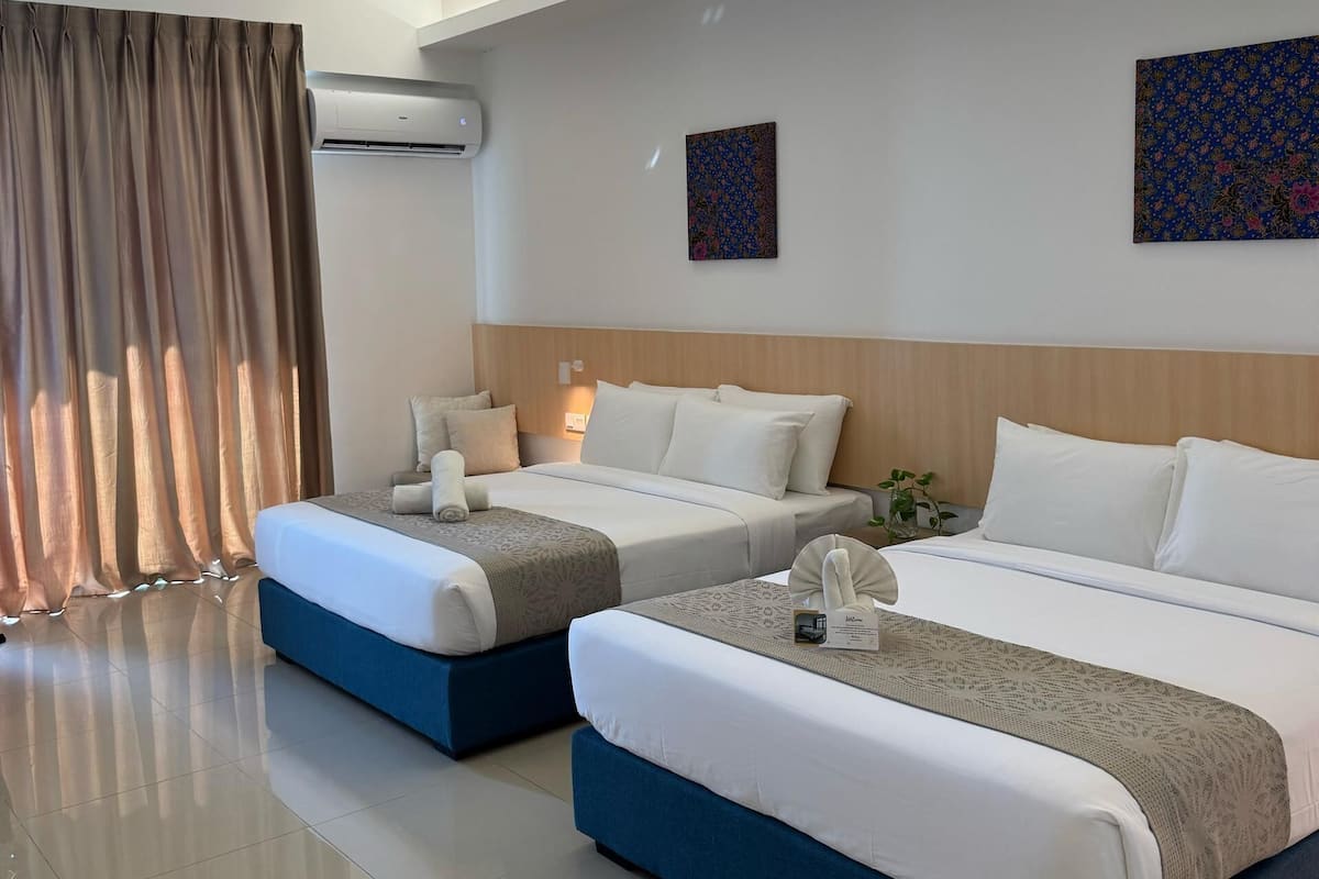 Chambre Quadruple Deluxe | Bureau, Wi-Fi gratuit, draps fournis