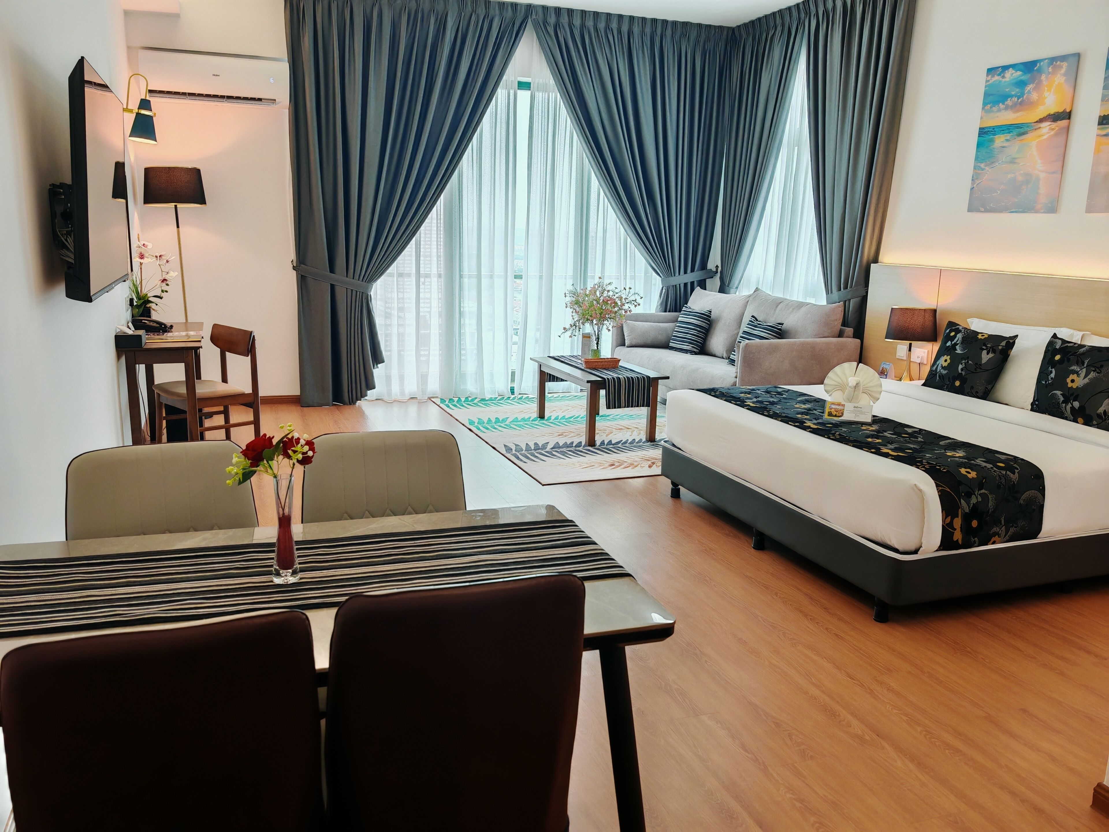 Suite monolocale Premier | Una scrivania, Wi-Fi gratuito, lenzuola