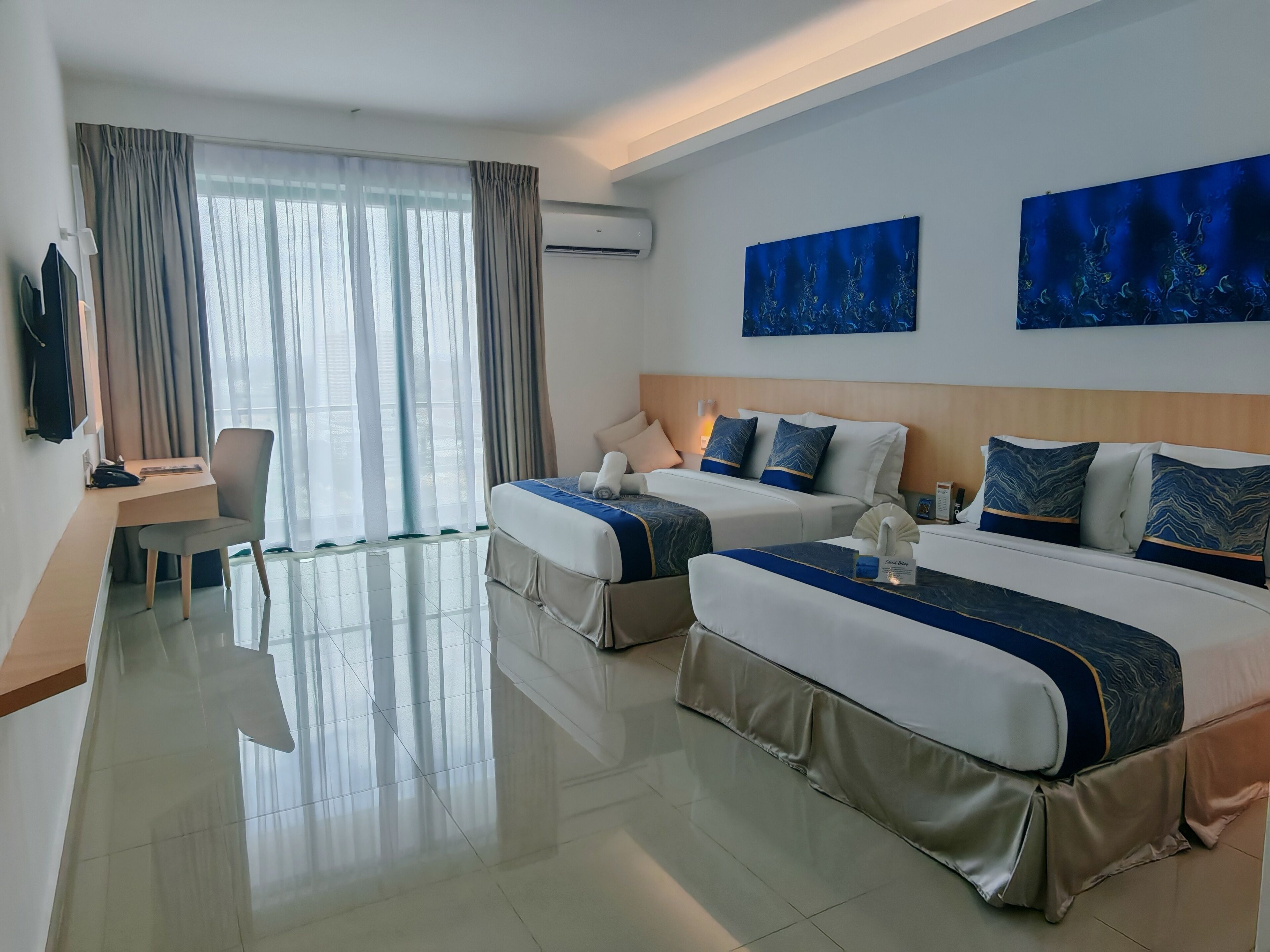 华丽四人房 | 办公桌、免费 WiFi、床单