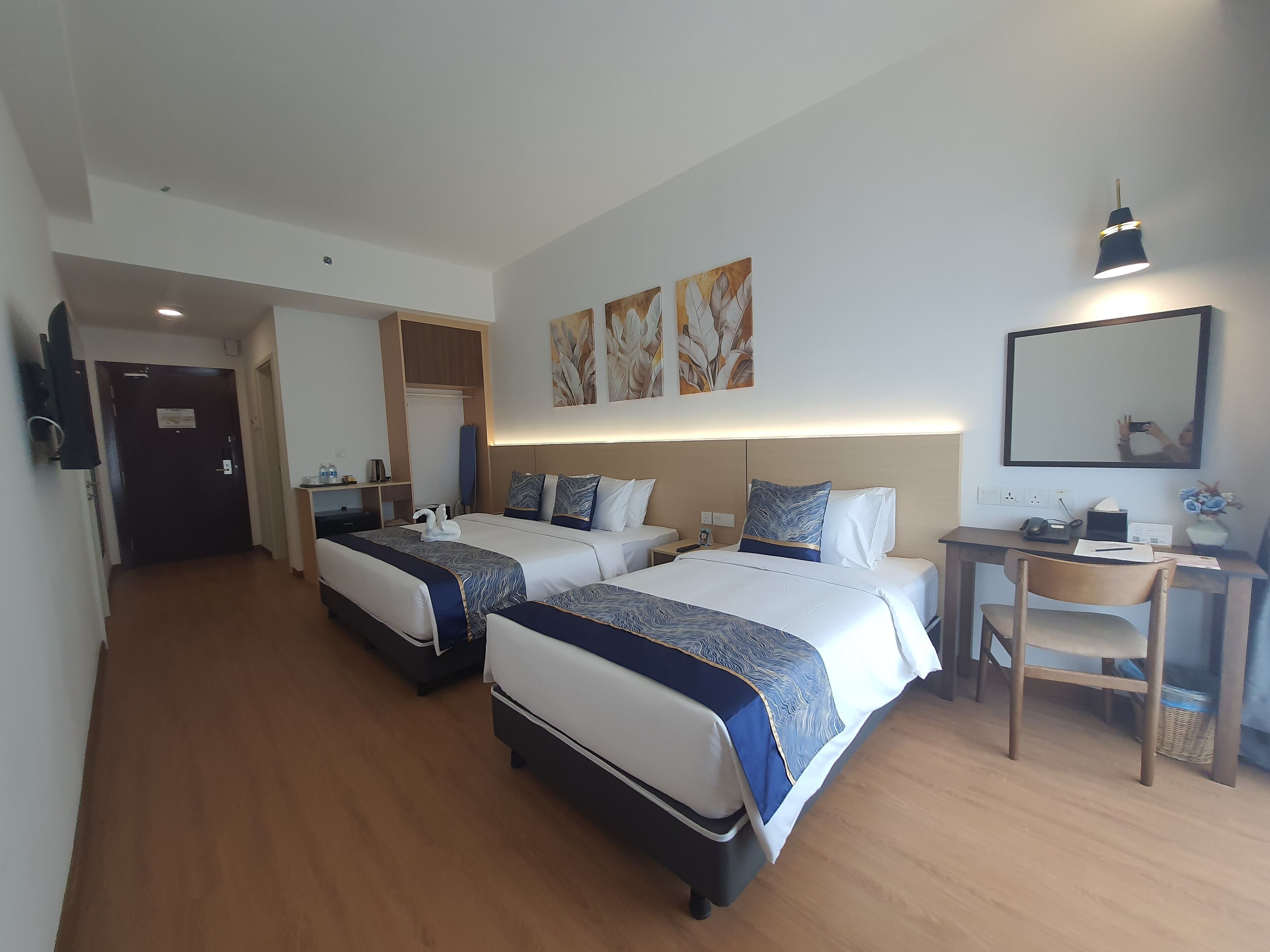 尊贵三人房 | 办公桌、免费 WiFi、床单