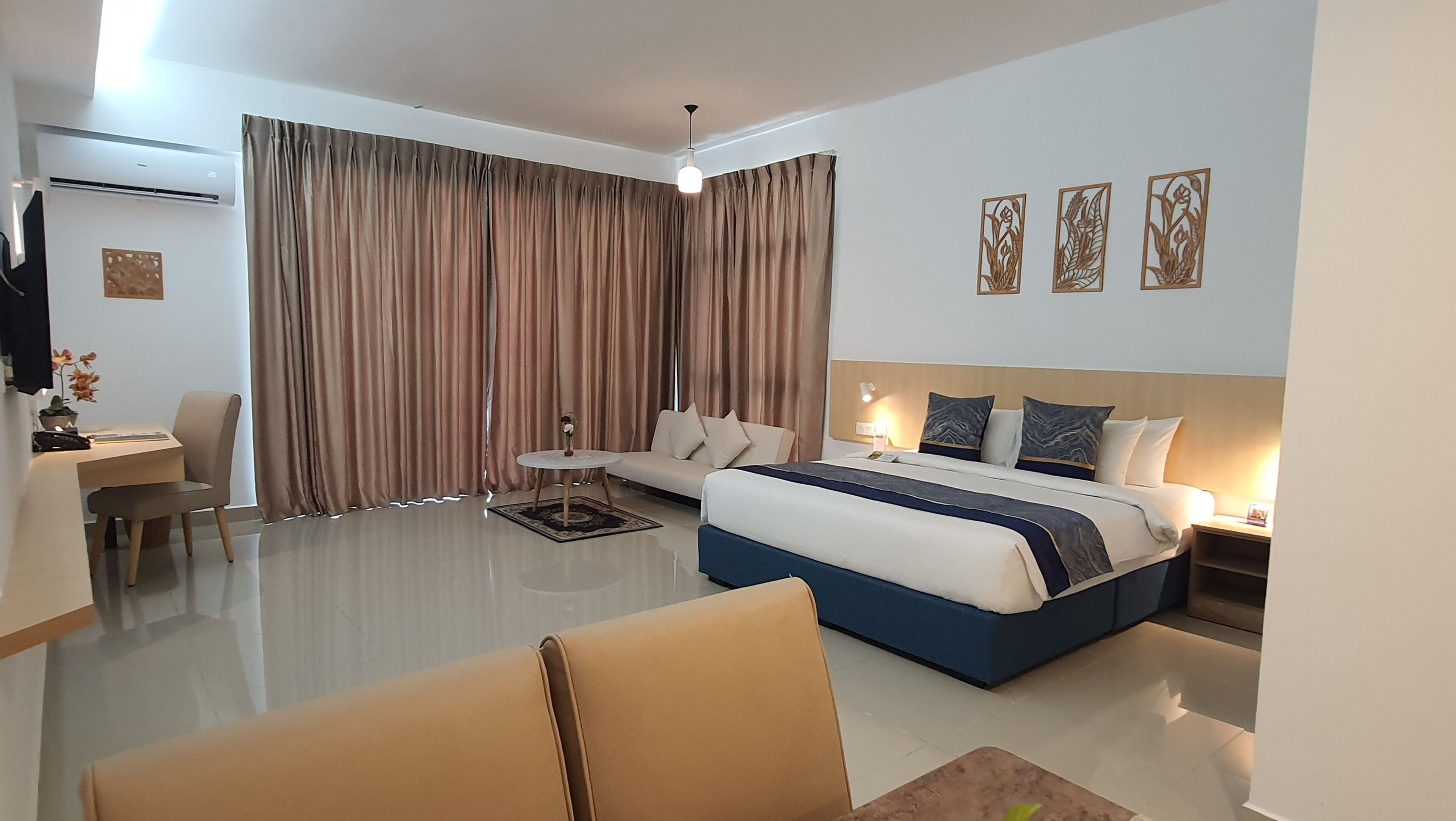 华丽开间套房 | 办公桌、免费 WiFi、床单