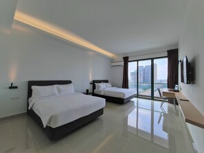 Kamar Keluarga | Meja kerja, Wi-Fi gratis, dan seprai linen