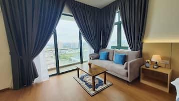 Premier Studio Suite | Desk, free WiFi, bed sheets