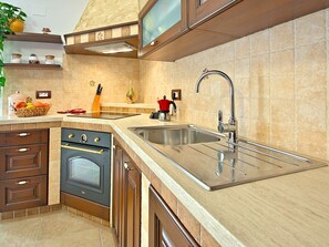 Coffee/tea maker, fridge, oven, dishwasher
