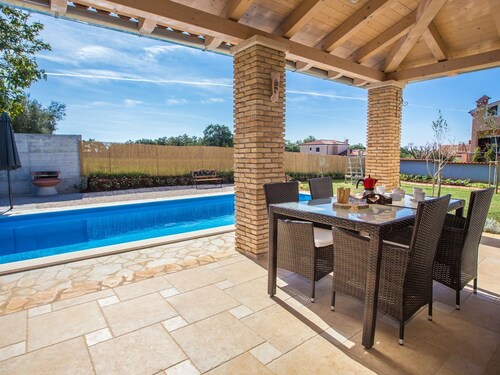 Lovely Holiday Home in Novigrad With Swimming Pool