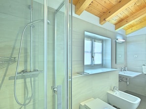 Shower, towels - Charming Detached Holiday Home for 2 to 4 People, With Private Swimming Pool (Sveti Lovrec)