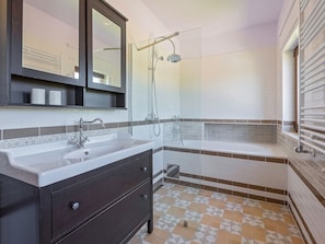 Combined shower/tub, towels