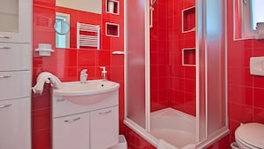 Combined shower/tub, towels - Beautiful Villa With Swimming Pool in Baderna (Porec)