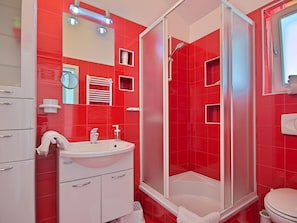 Combined shower/tub, towels