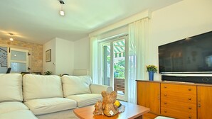 TV - Beautiful Villa With Swimming Pool in Baderna (Porec)