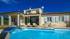 Exterior - Beautiful Villa With Covered Terrace and Pool Near the Resort Town of Porec (Tar-Vabriga)