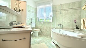 Combined shower/bathtub, towels - Beautiful Villa With Covered Terrace and Pool Near the Resort Town of Porec (Tar-Vabriga)
