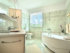Combined shower/tub, towels