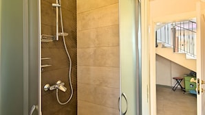 Shower, towels - Luxury Villa in Fuškulin with Swimming Pool & Hot Tub (Porec)