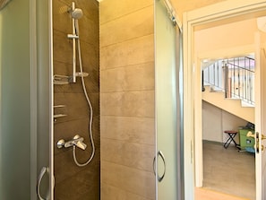 Shower, towels