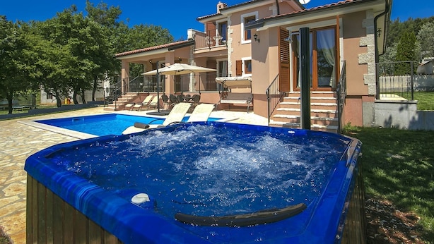 Exterior - Luxury Villa in Fuškulin with Swimming Pool & Hot Tub (Porec)