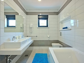 Combined shower/tub, towels