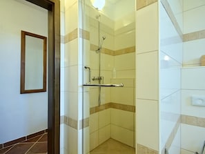 Combined shower/tub, towels