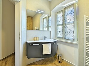 Shower, towels