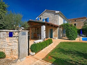 Exterior - Charming House With Private Pool and Fenced Garden, Near Porec and Beach (Sveti Lovrec)