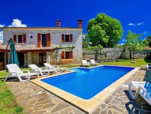  حمّام سباحة خارجي