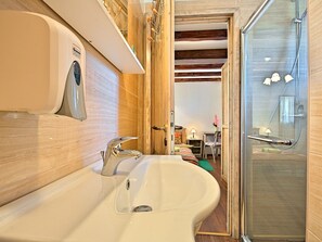 Shower, towels