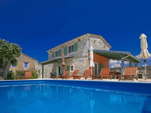 Charming Cottage With Pool Near Tinjan & the Beach