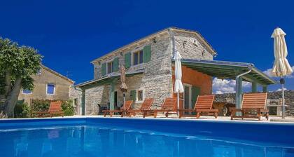Charming Cottage With Pool Near Tinjan & the Beach