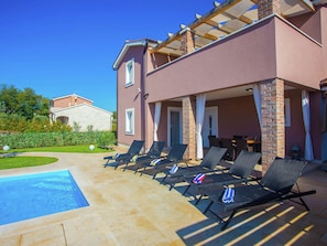 Exterior - Elegant Villa With Swimming Pool in Kaštelir (Kastelir-Labinci)