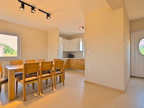 Dining - Elegant Villa With Swimming Pool in Kaštelir (Kastelir-Labinci)