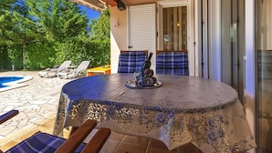 Balcony - Quaint Villa in Žbandaj With Outdoor Pool (Porec)